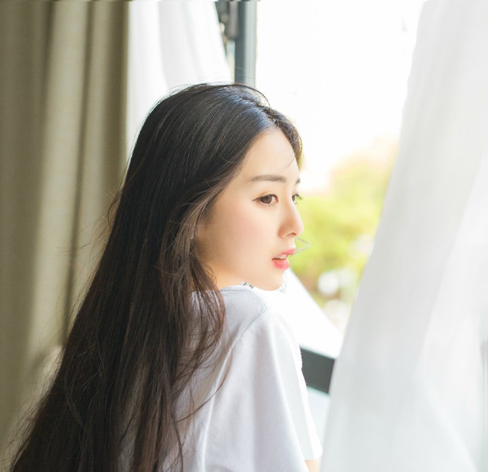 我情愿用一份铭肌镂骨的爱情换取我们一份源源不断的友谊。